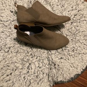 Dr. Scholl’s foam technology tan booties